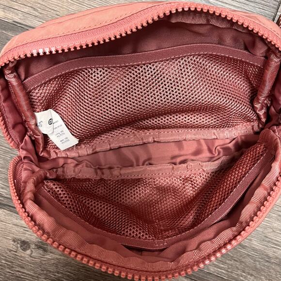 Lululemon Everywhere Belt Bag 1L Pink Pastel Crossbody Water Repellent Travel - Picture 7 of 9